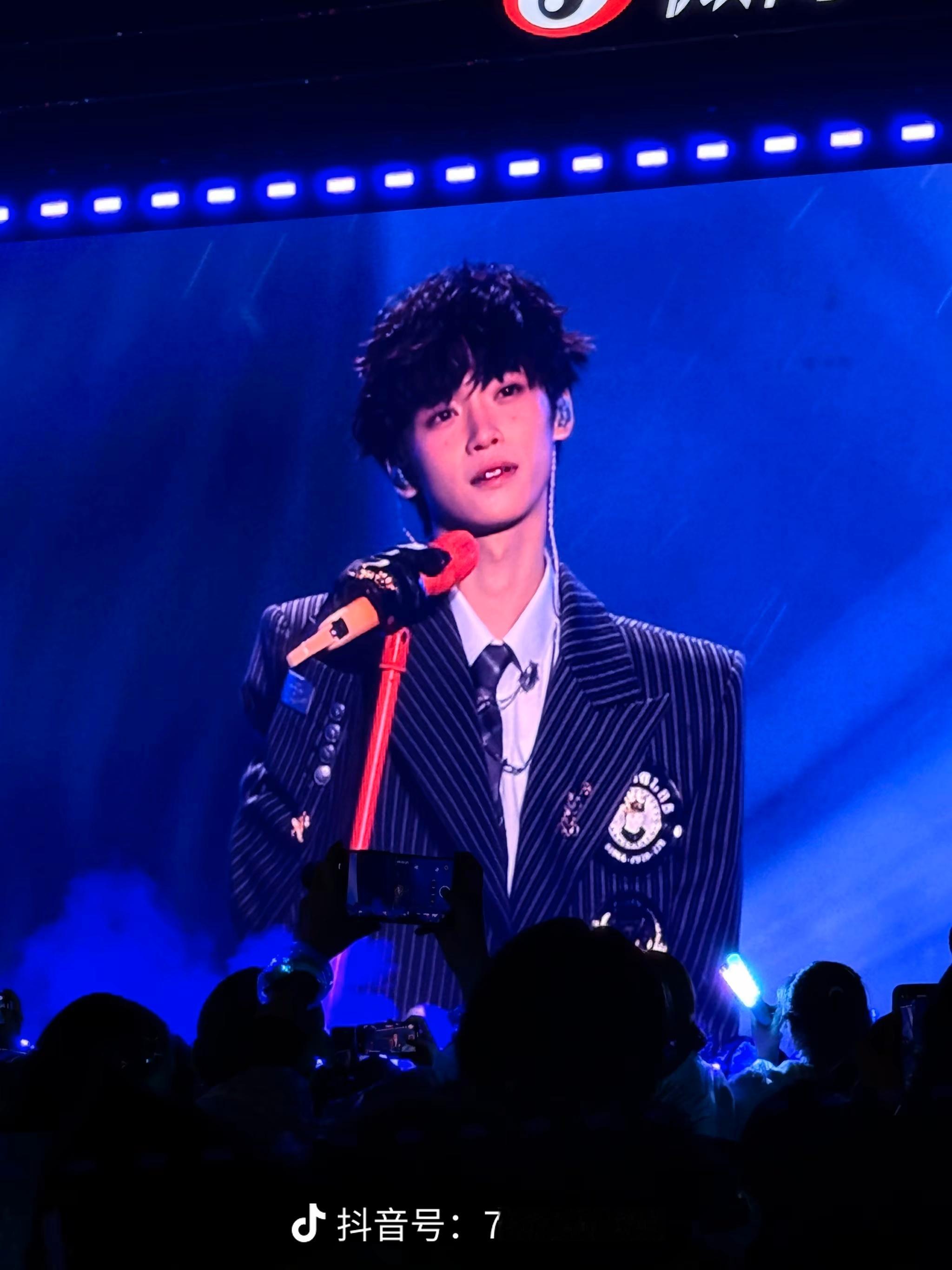 去抖收集了一波郑朋大眼音乐节大屏各个角度生图实况 梓渝服美役真长成精修那样了  