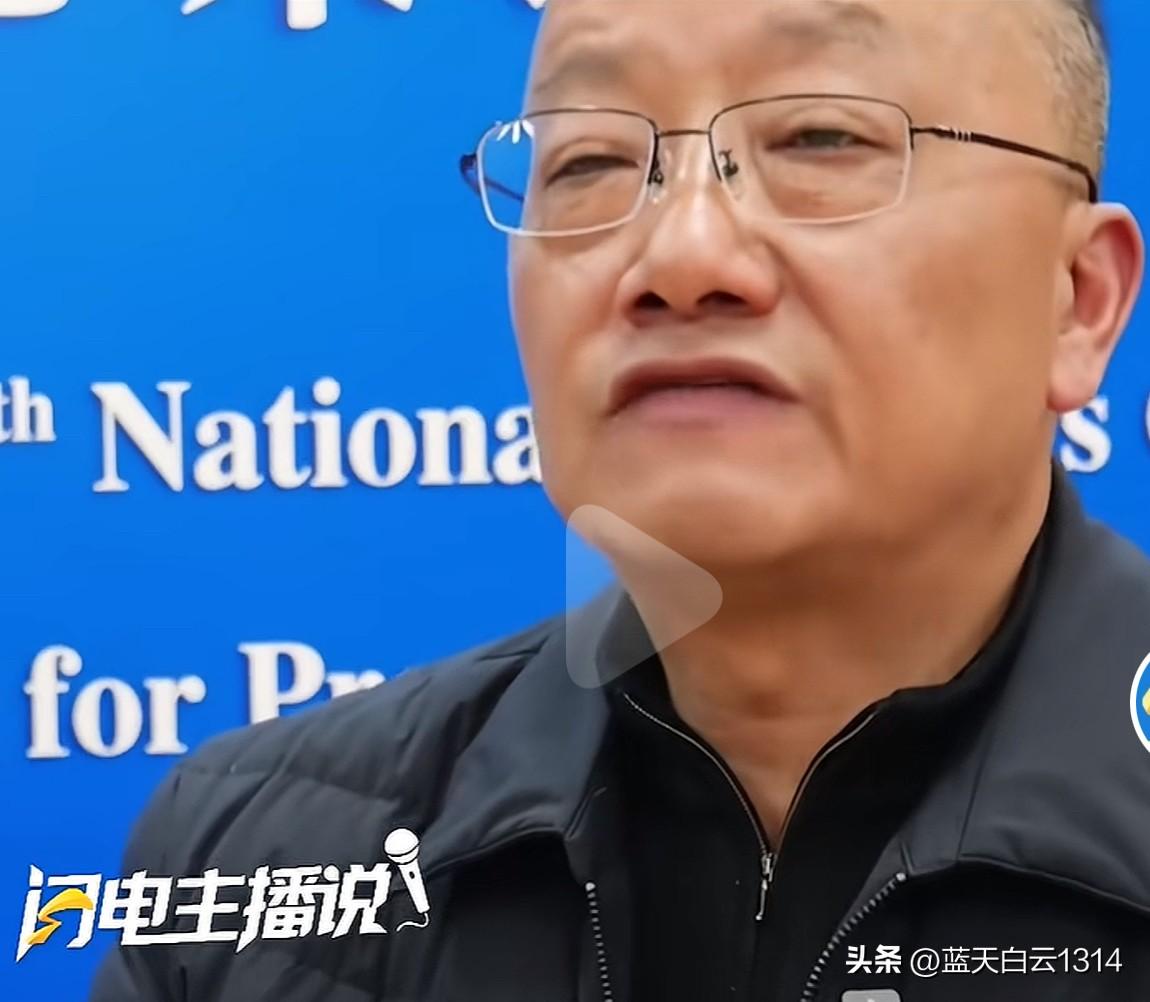 全国人大代表庹庆明建议将70岁以上老人全口义齿修复纳入医保，让更多老人尝到饭香。