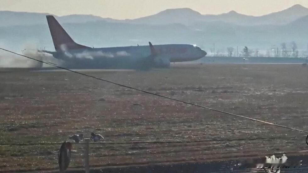 韩国客机空难后不到24小时，该国又一架客机发生事故。

济州机场消息人士对外透露