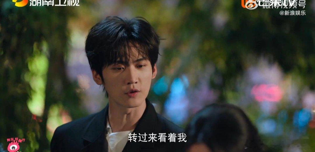 周柯宇包上恩炽夏烟花吻炽夏高能烟花吻上线，陆西骁误会周挽利用自己，心底满是酸涩压