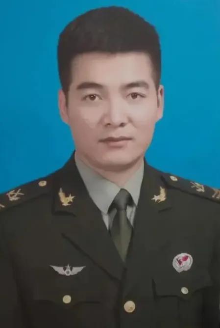 边防英雄——徐轩
他1991年出生，江苏省邳州市燕子埠镇郭庄村人，19岁入伍，2