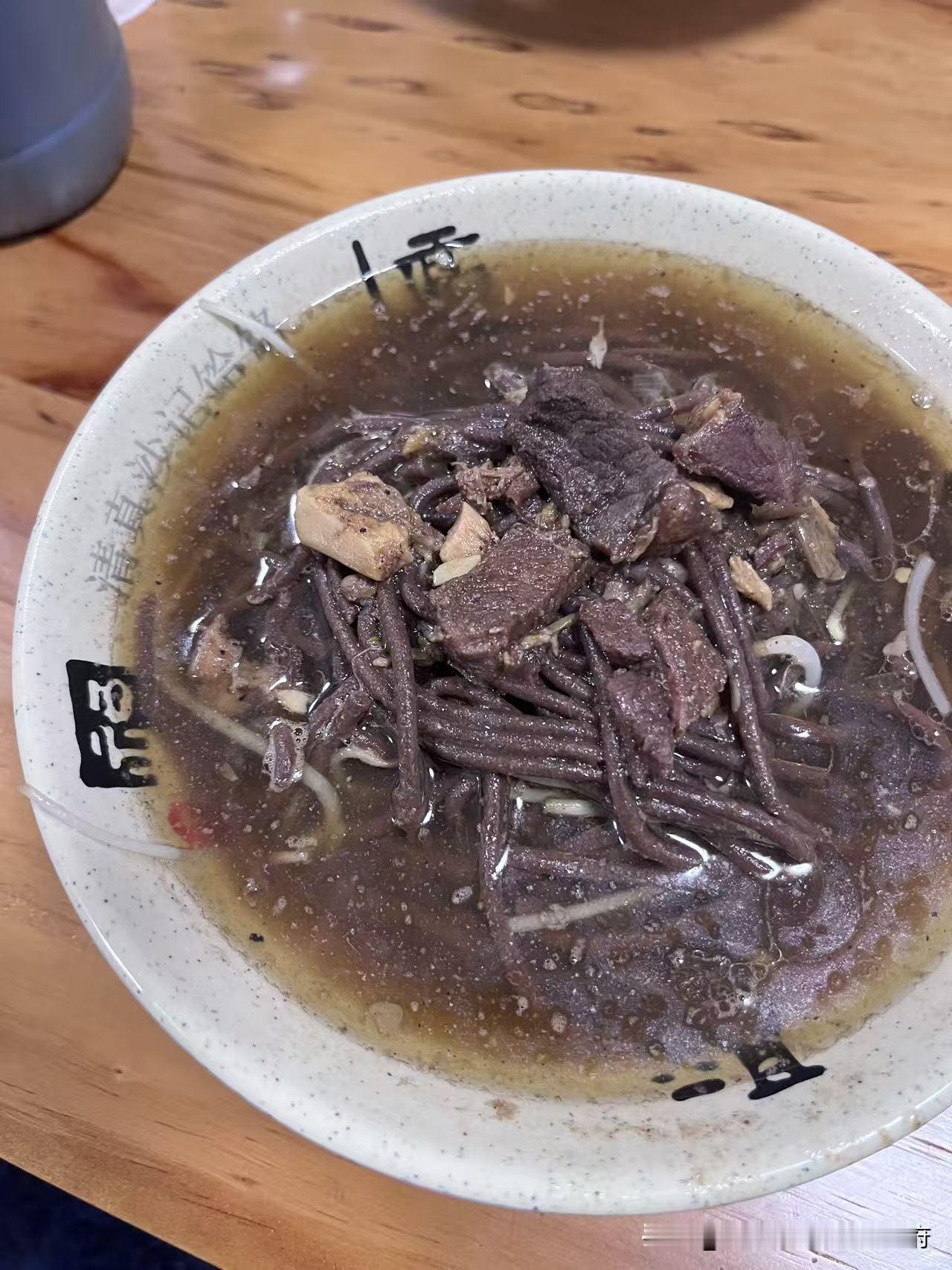饸烙面,你爱吃什么卤?饸饹面，我还是喜欢大名的清真饸饹面，酱香浓郁，牛肉软烂，汤