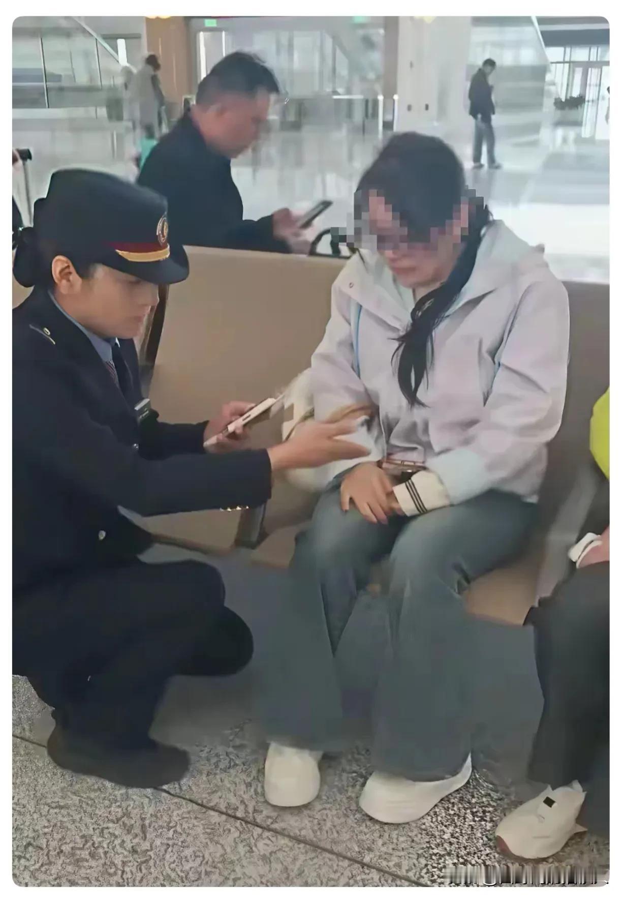 西安东站一女子坐在候车大厅哭泣，而且哭了好久。
一名男乘客实在有些看不下去，但又