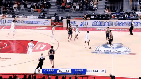 不是瞎吹，徐杰这个球打得真的太聪明了，借着吉伦沃特的挡拆，冲进宁波队的包围圈，看