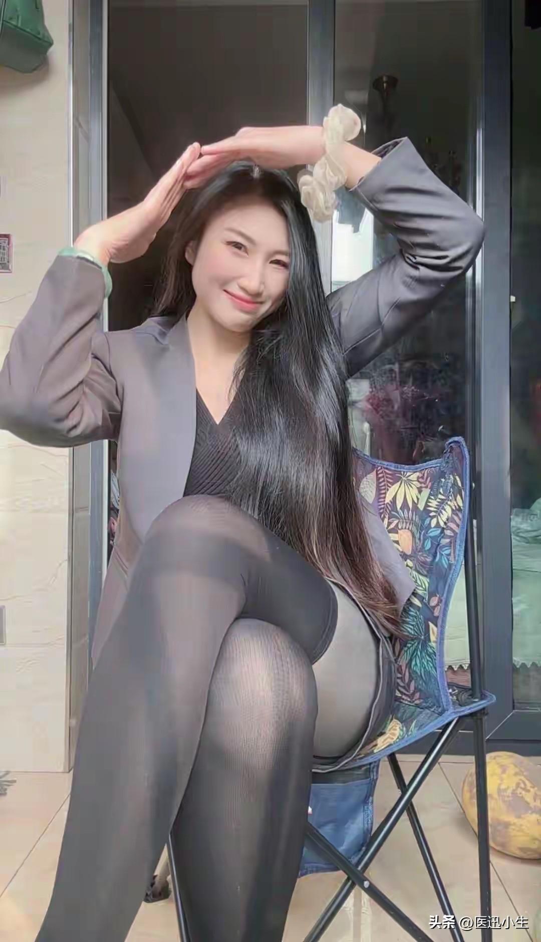 优雅职场风，黑色丝袜与灰色西装完美搭配，自信微笑，尽显女性魅力！💄👠✨