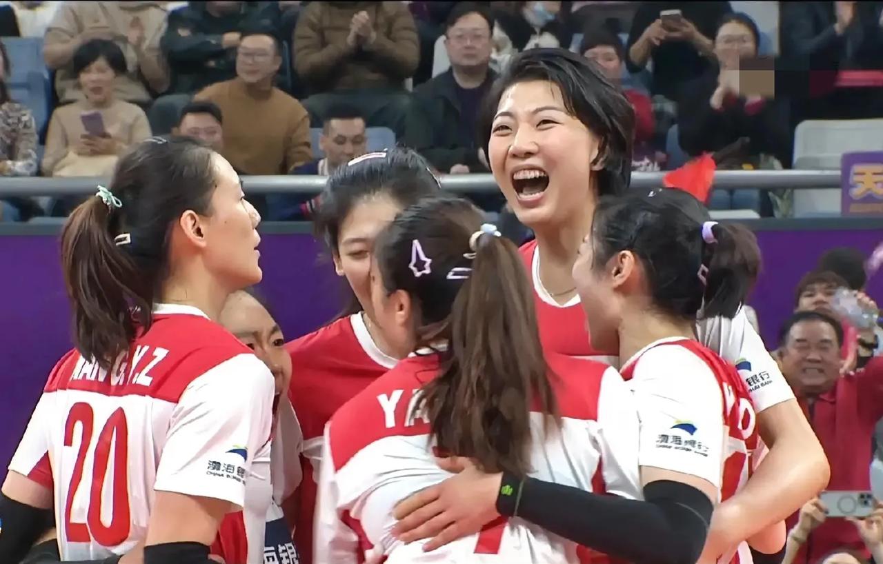 天津队这一传满天飞！
2023女排世俱杯，天津渤海银行vs巴西米纳斯。

天津队