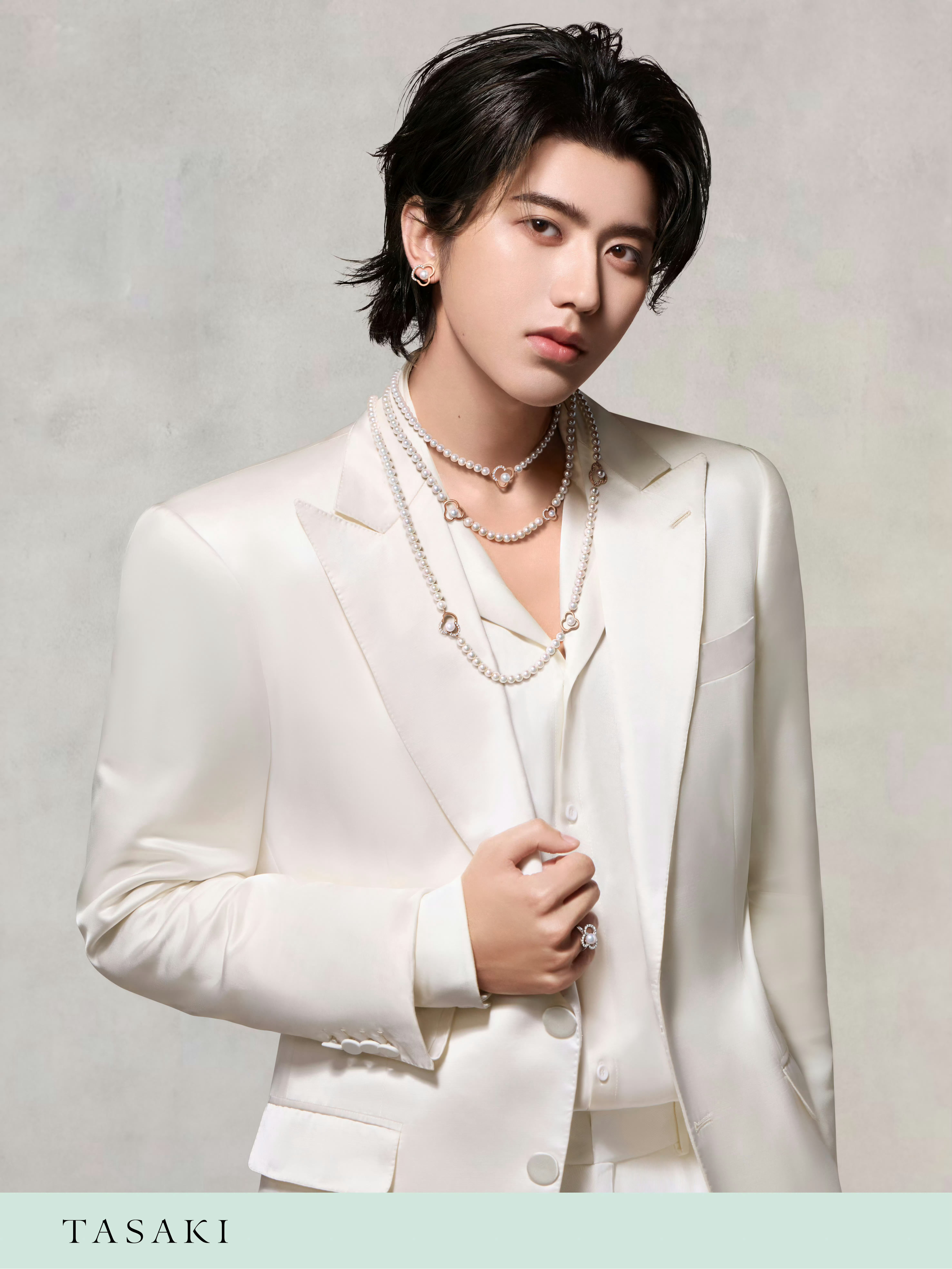 蔡徐坤 × TASAKITASAKI再度释出全球品牌代言人蔡徐坤全新造型大片，演