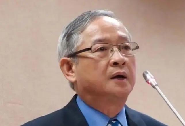 台湾知名人士林郁方表示，我实在看不懂大陆造那么多武器装备，造那么多航母干什么，还