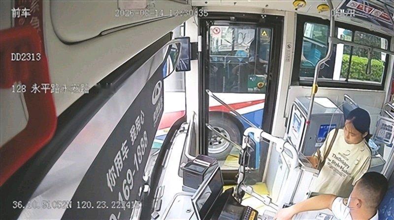 近日，“寻找司机叔叔”的短视频火了，网友纷纷点赞。刚从四川绵阳来青岛工作的蒋女士
