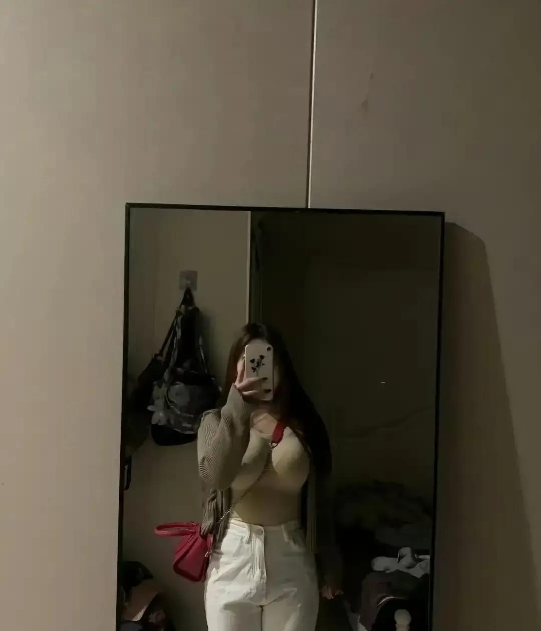 姐们儿拍通勤妆视频，镜头里白衬衫香薰小鲜花，镜子一角却爆出满床衣服快递盒，反差大