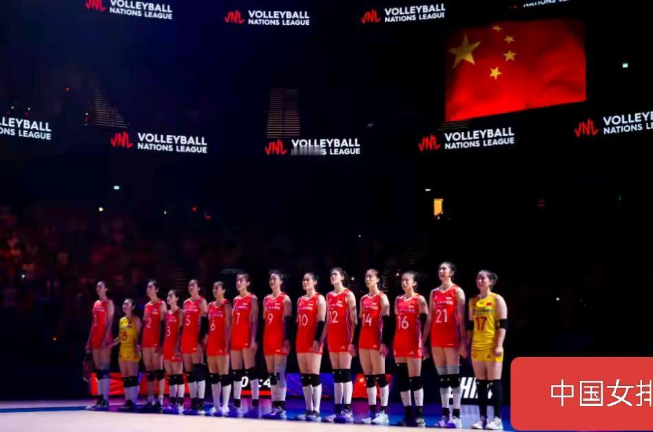 中国女排今晚战日本，
日本女排打的快，打的低，
日本女排的一传防的密不透风，
中