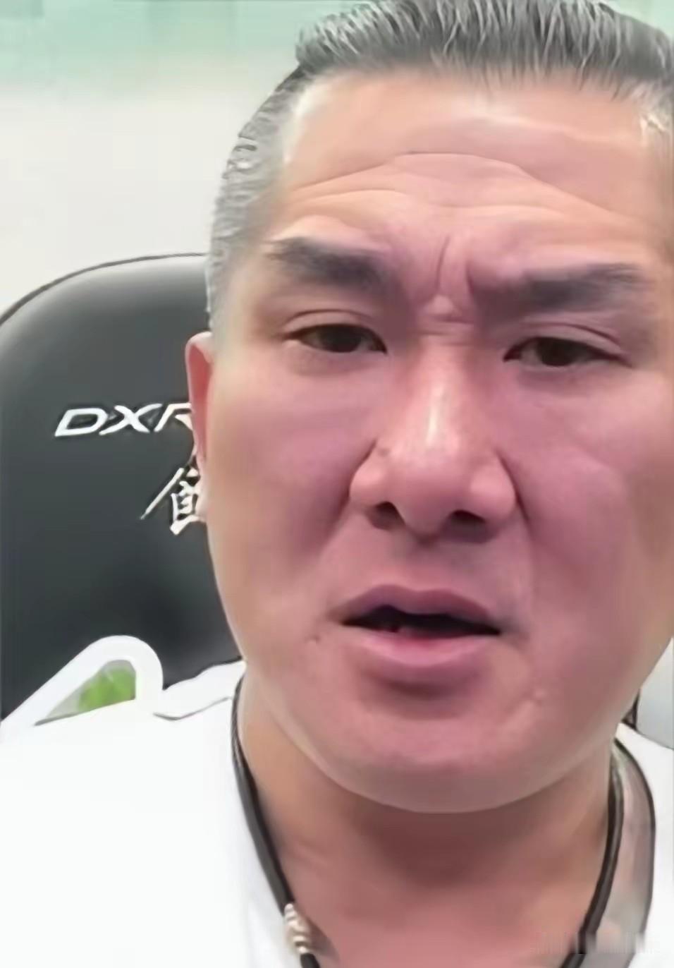 台湾博主馆长来到大陆直播时，忍不住当众落泪。他坦言过往因认知偏差，言语上误解、冒