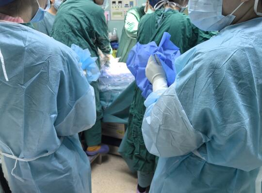 凌晨5点，接到产科急电！早产！双胎！ 	 我从睡梦中惊起，在寒风中披起...