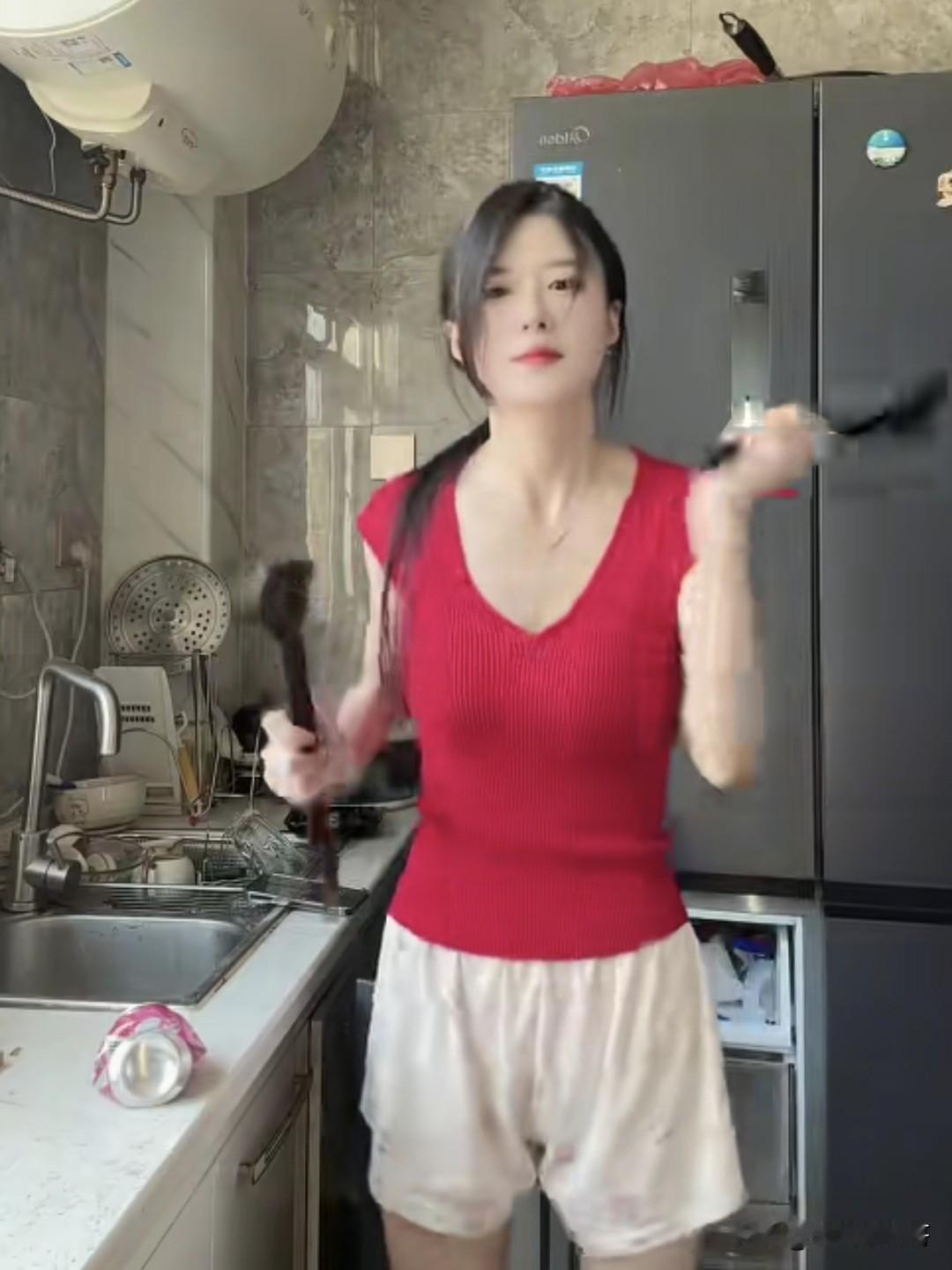 今天刷短视频，看到了两个用铲子打脸的博主，后面我也看了一下，这个赛道的确比较新颖