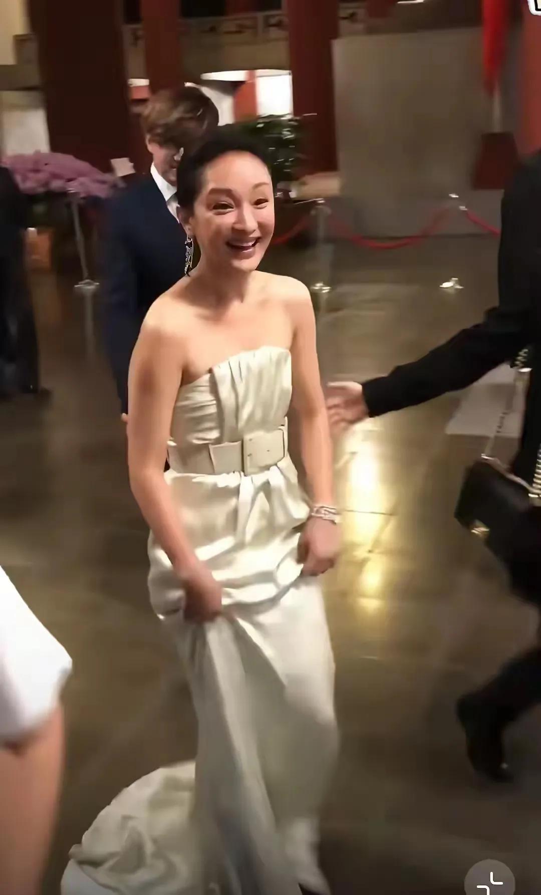 周迅生图真能打！51岁周迅这状态也太好了吧！周迅都51岁了，还是那么精灵古怪，俏