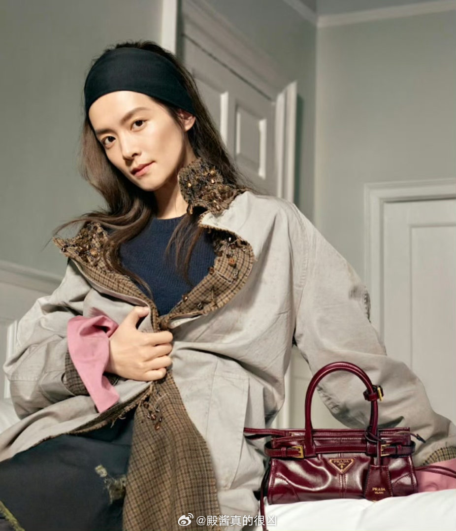 陈昊宇作为唯一亚洲面孔拿下PRADA 2026秋冬系列全球成衣广告，携手Hunt