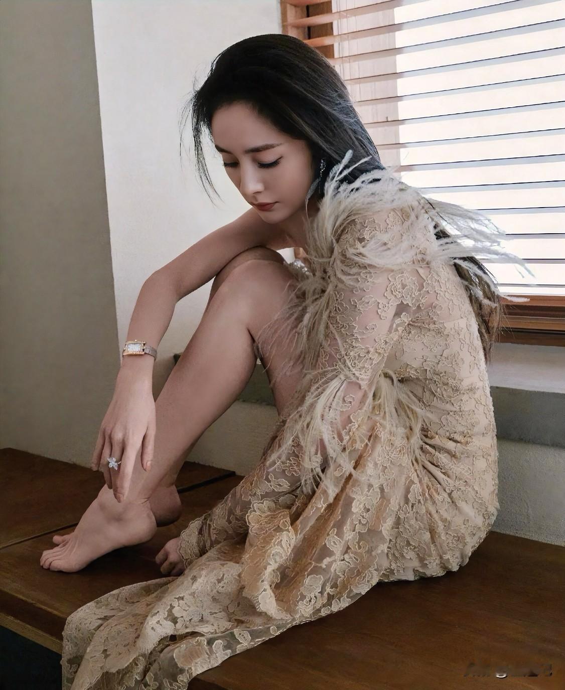 杨幂光脚拍照，氛围感是不是更足？