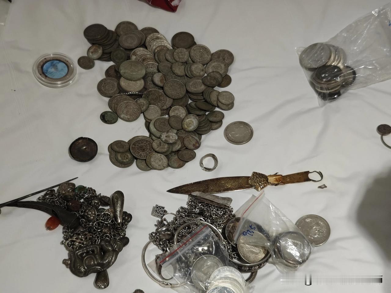 银价这波真的杀疯了，几天跌掉小一半，直接把之前的涨幅干没了。说白了就是美联储那边