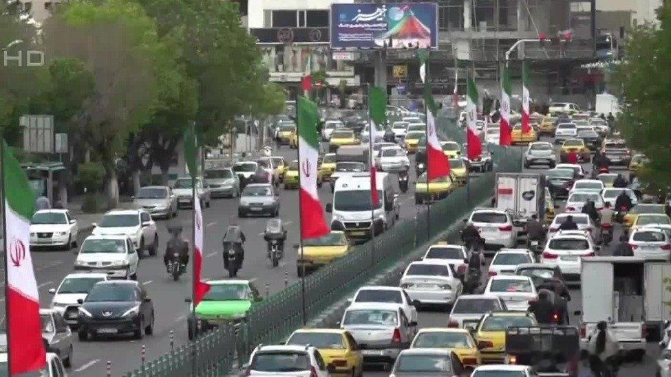 凤凰新闻【停火期将结束，德黑兰民众陷入巨大矛盾中】随着美伊停火期临近结束，伊朗与