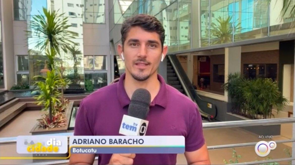 巴西记者 Adriano Baracho 近来备受瞩目。他颜值颇高。这位来自 P