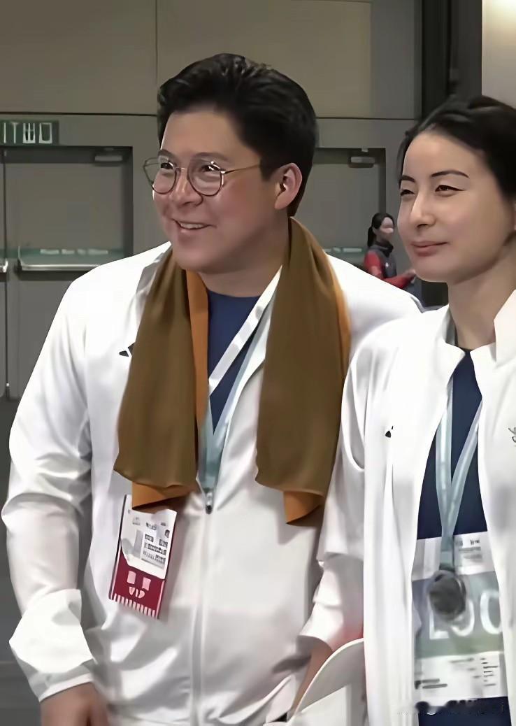 霍启刚说，也是感谢国家，每一次带领金牌运动员访港，我们就这样有缘分的认识了。一晃