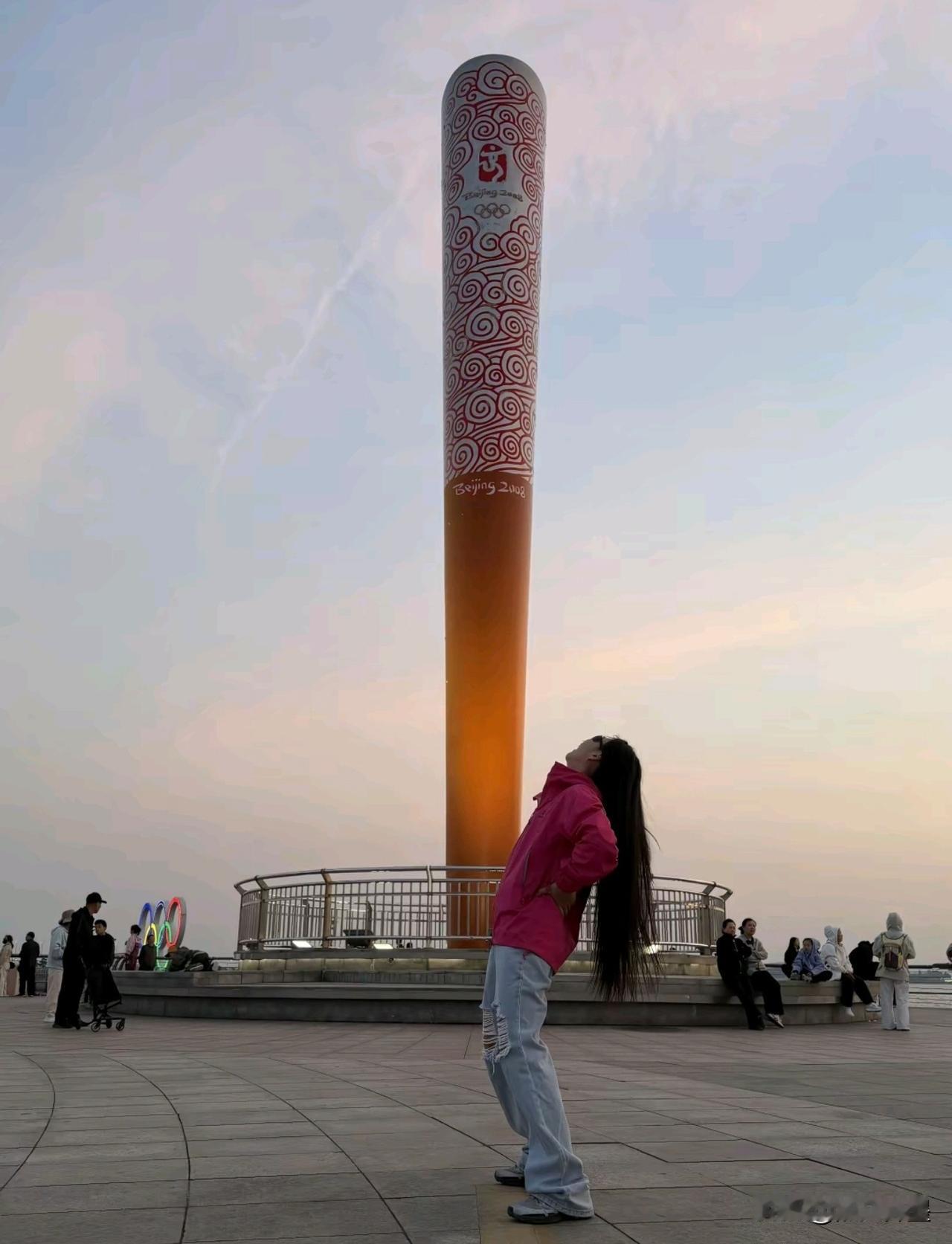 太吃惊了：这样的“男娶女嫁”不多见！
今天回老家小县城，见证了一场超级“脱俗”的