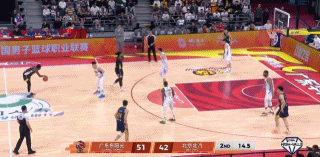这个压哨三分算是上半场张皓嘉的自我救赎了广东男篮vs北京男篮