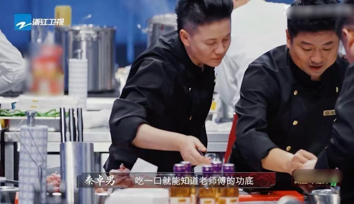 宫保鸡丁也是挂上专家号了 《炙热游戏》中外品鉴战太绝了！徐孝洪师傅带头改宫保鸡丁