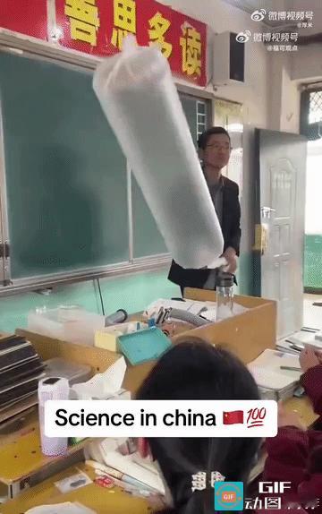 中国的物理课一幕在国外火了，利用伯努利原理，一口气就能填满这个巨大的塑料袋  ​