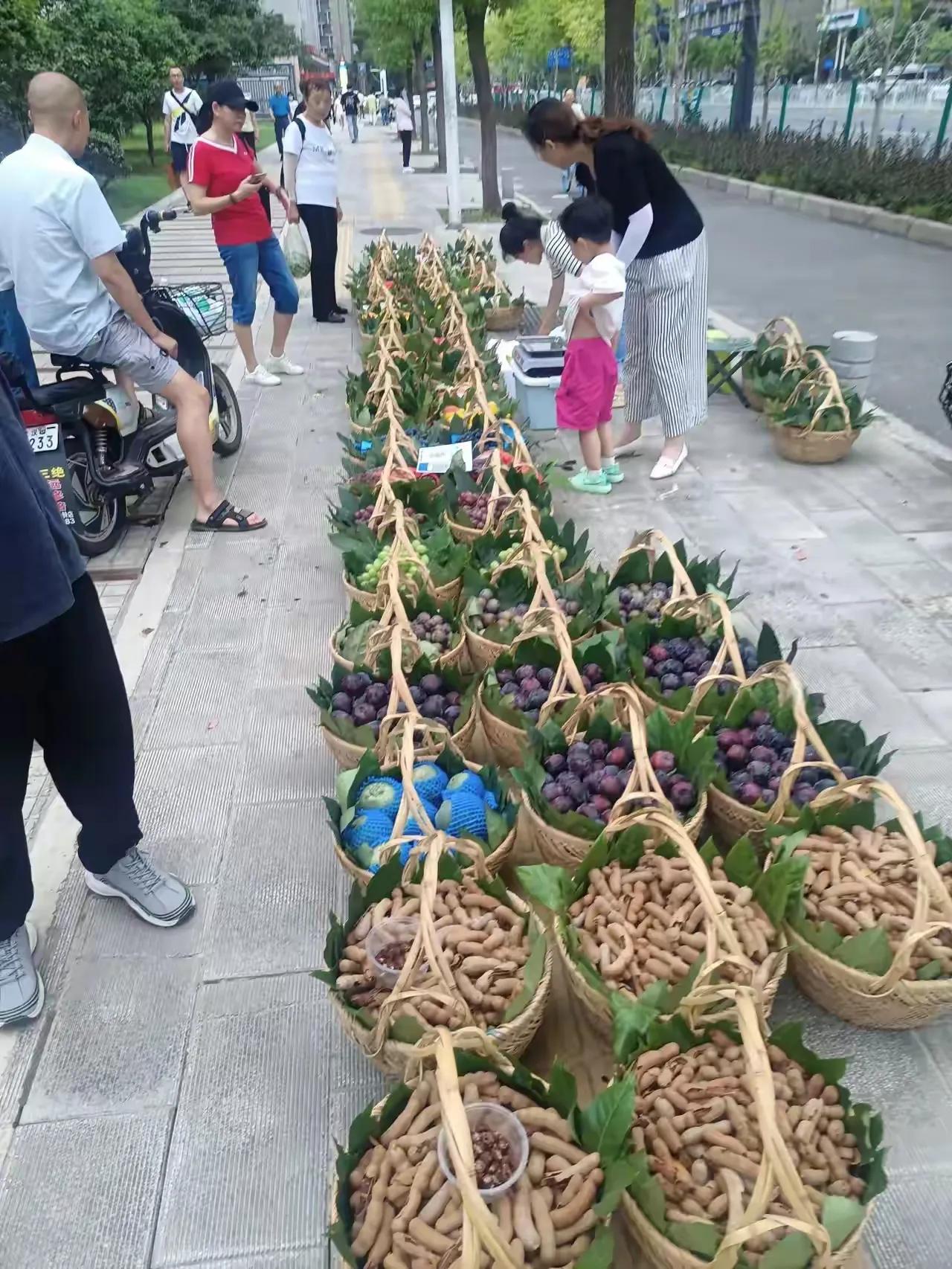 想摆摊的看过来，近日，武汉的网友吐槽在地铁站口和人流密集的场所，发现了很多人都在