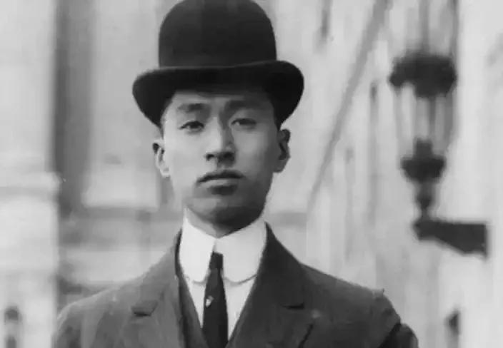 上海滩黑帮大佬跪地磕头求饶。
逼他下跪的是个二十出头的青年。
这青年就是军阀公子