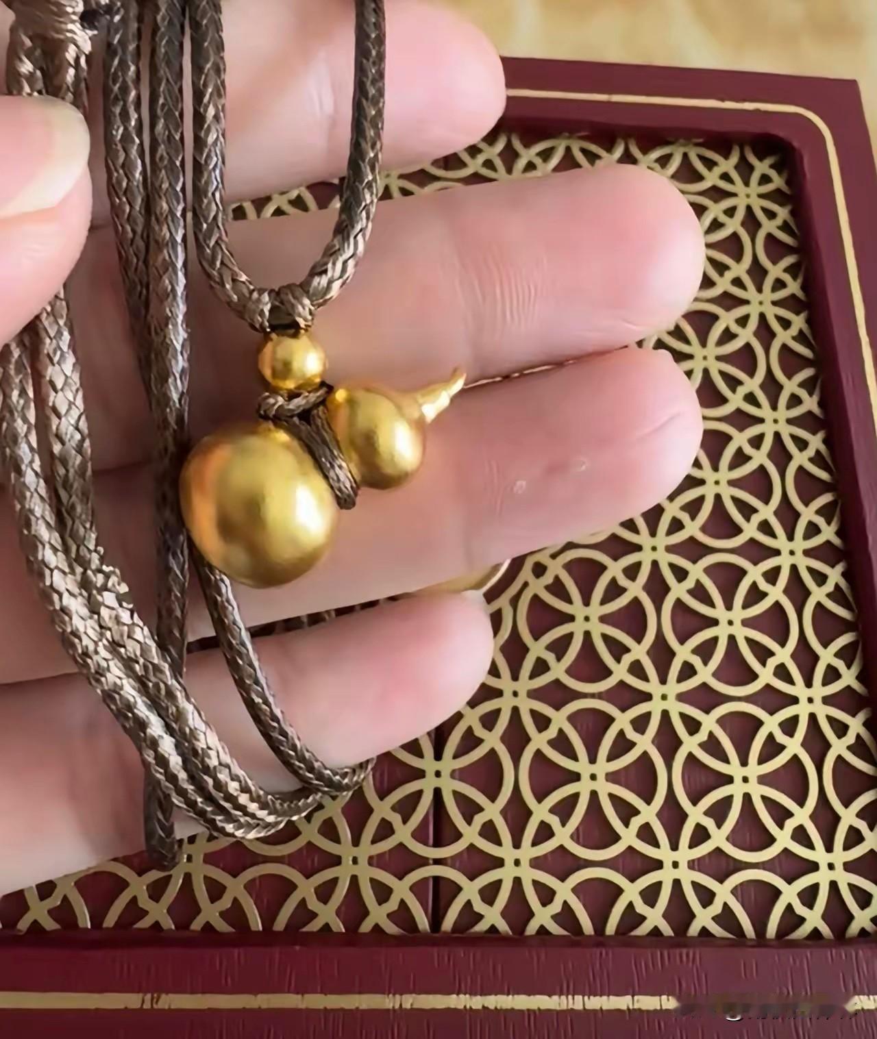 金葫芦这事我去查了一下。

不查不知道，一查才发现，一只足金999小葫芦，8月1