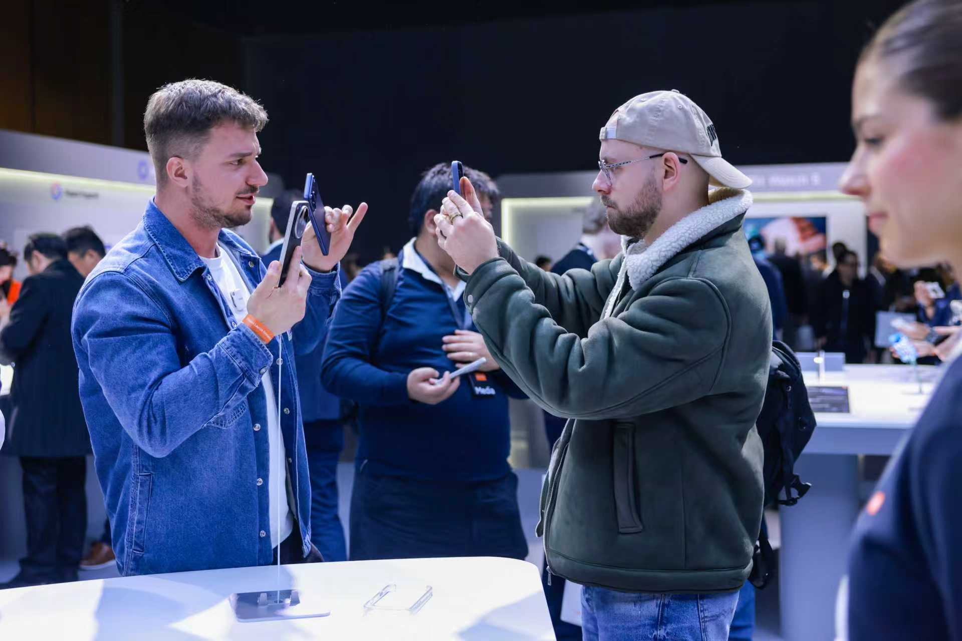 小米徕卡联名新机海外售价16000元昨天小米在 MWC 发布了海外版小米 17 