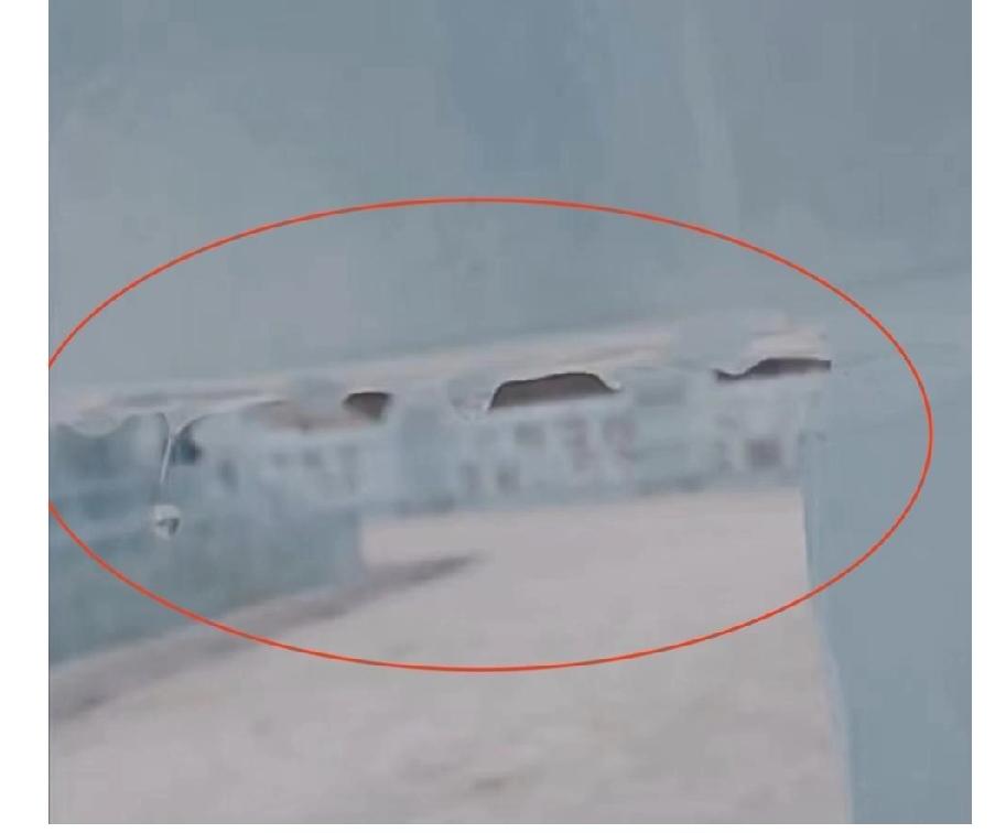 。12月19日，哈尔滨冰雪大世界部分冰雕出现融化现象，气温突破3.8℃，创下了历