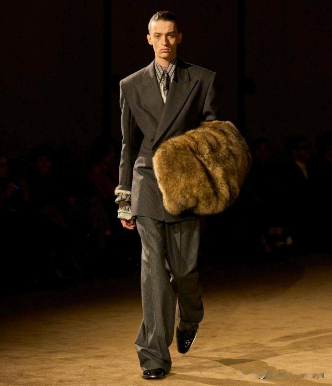 Saint Laurent 2026秋冬男装，再度定义当代男装的审美风向。本季摒