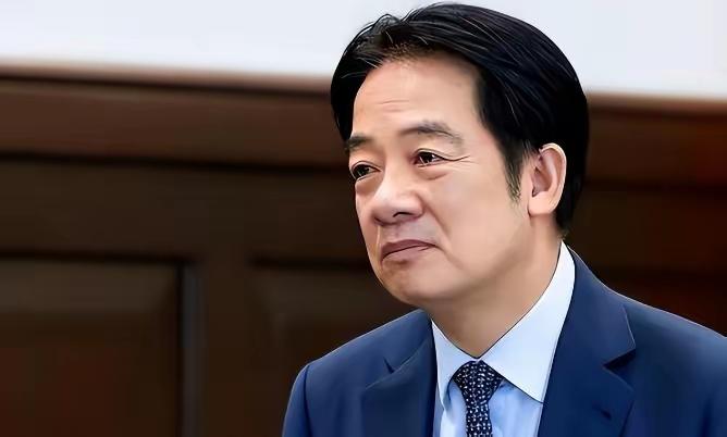 这两天，岛内彻底炸锅了。一群平时在镜头前耀武扬威的政客，现在犹如热锅上的蚂蚁。他