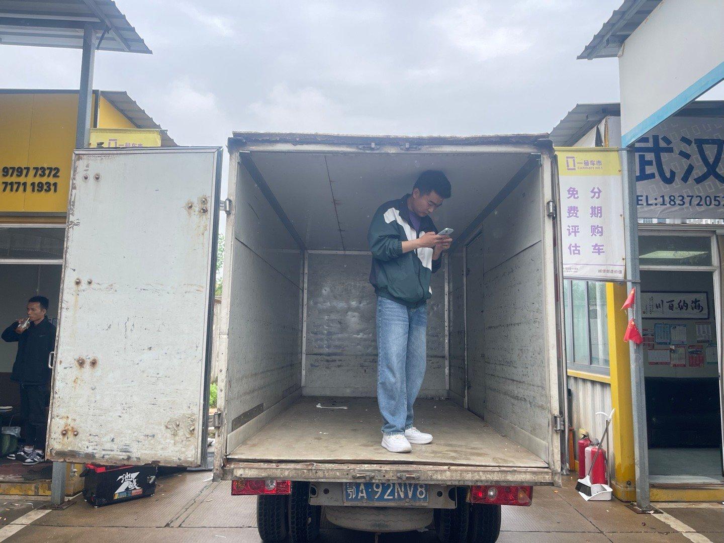 买了一台2019年 一手 封闭小货车、1.5L后面带双轮的，你们说能干啥好呢？长