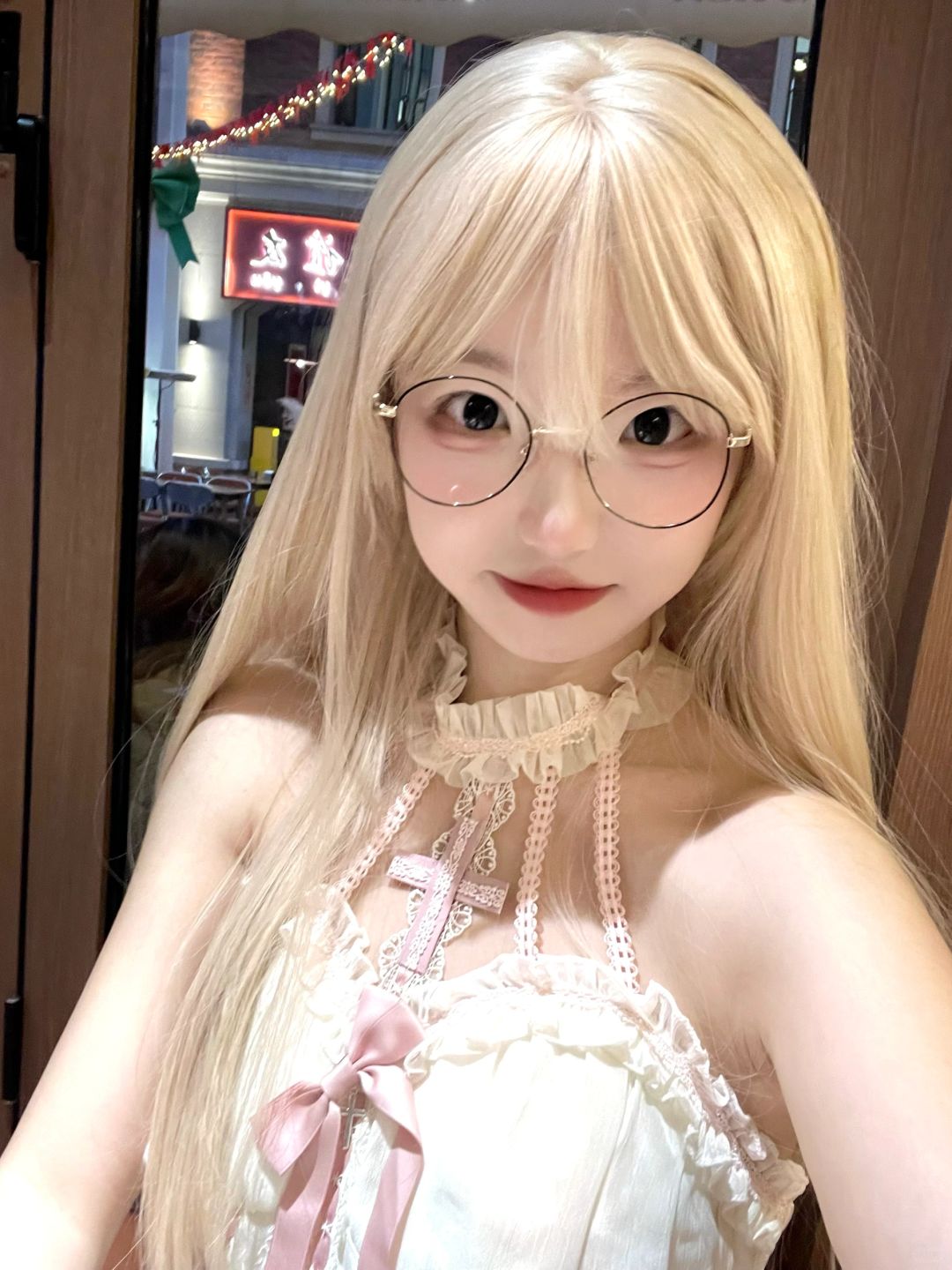 带不带眼镜呢