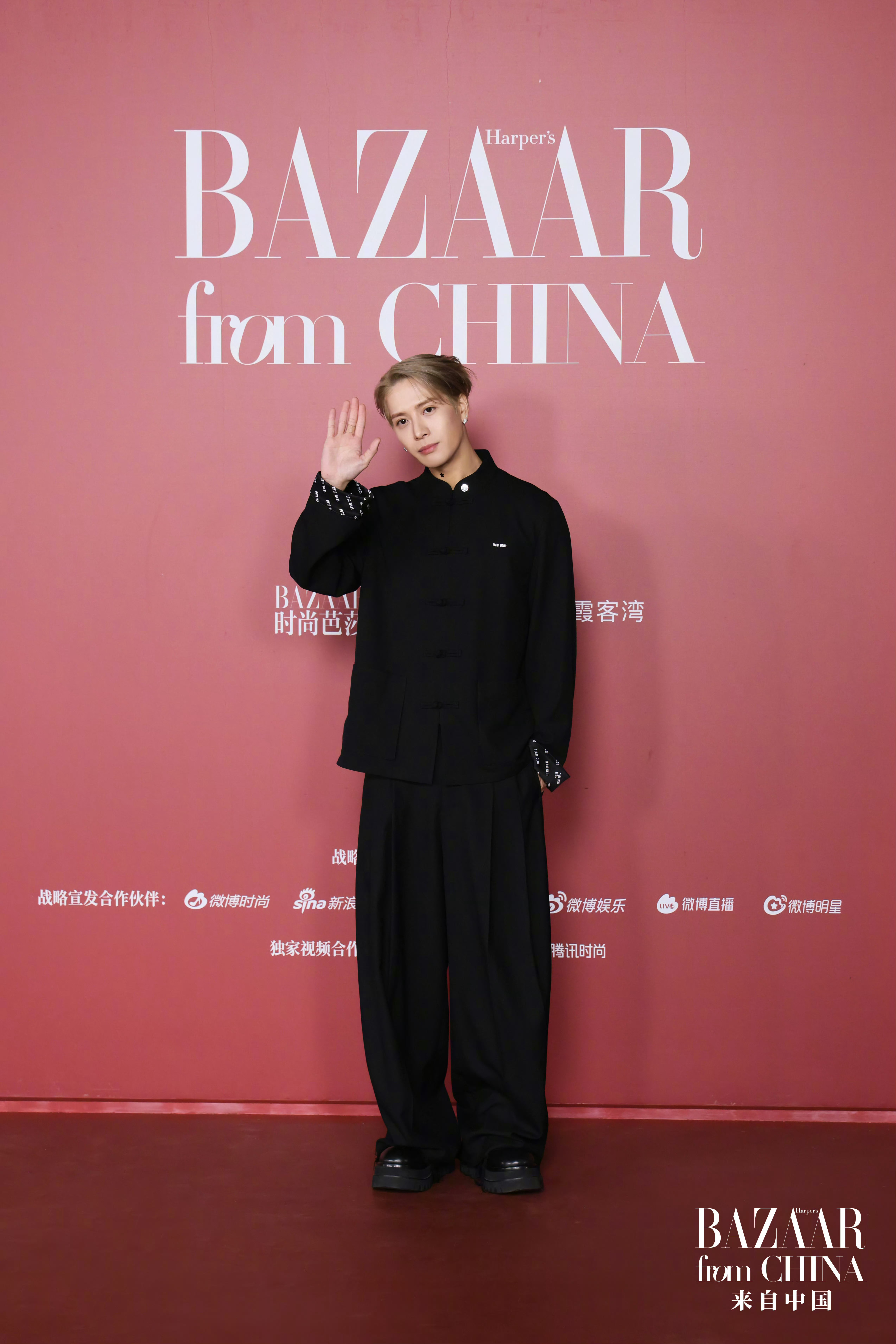 时尚芭莎来自中国年度盛典｜王嘉尔红毯上永远都是特别松弛自在的Jackson！穿一