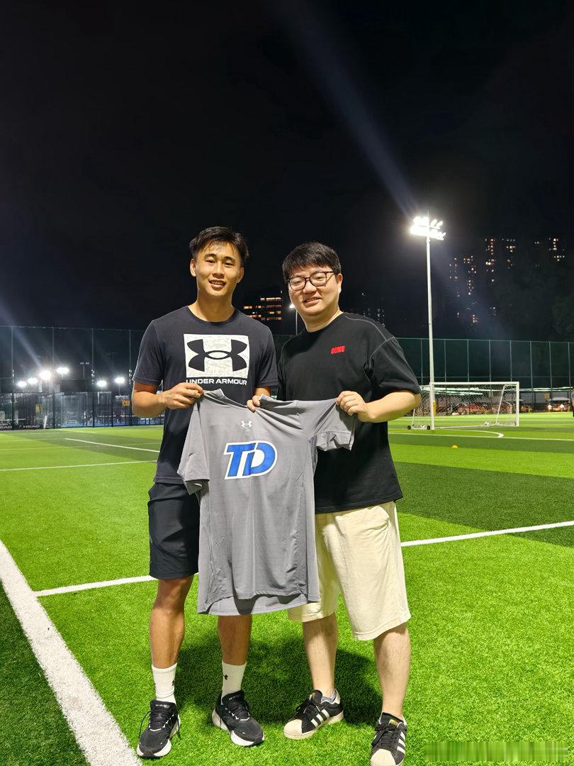 📸 从20年第一次采访到现在，总算是跟我渔名宿合上影了🎉TD足球学校 成年人