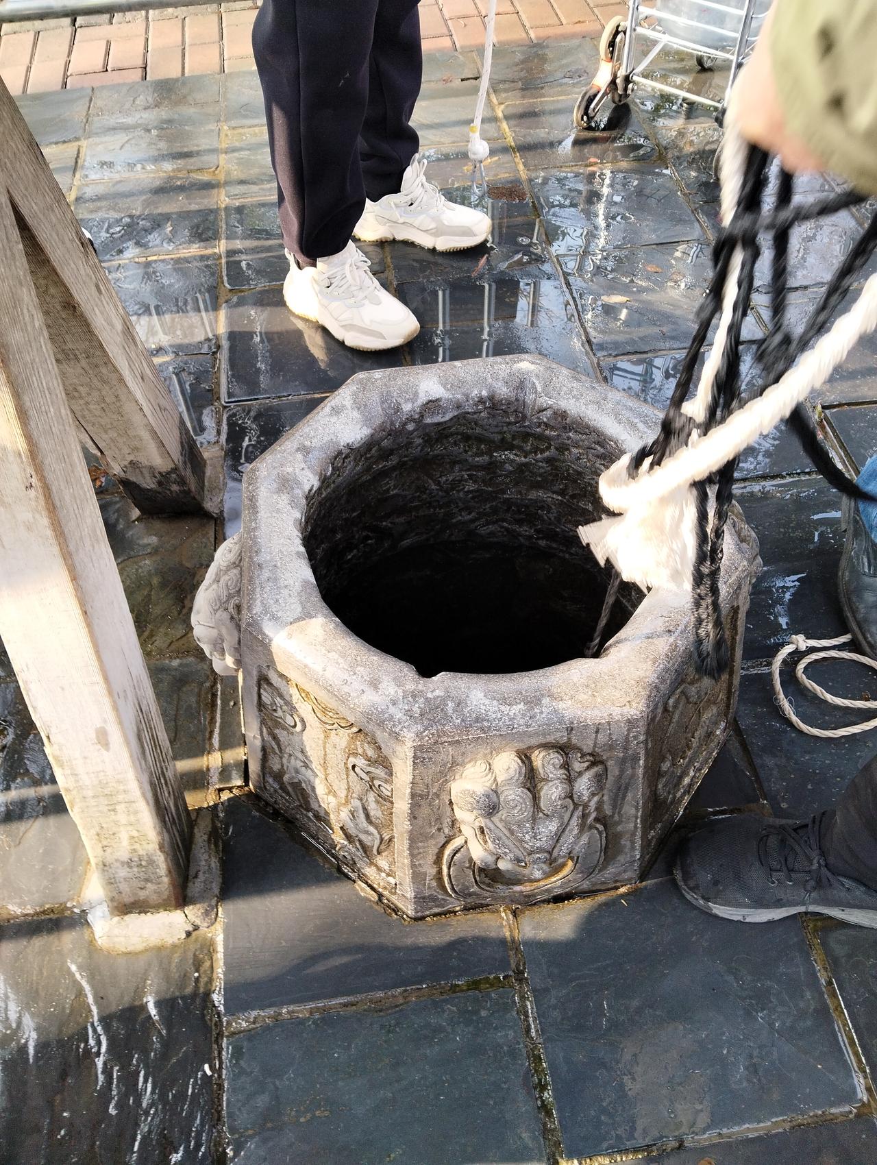 磁山半腰上有一口井叫《汉武井》前来取水的市民携带大桶小桶，络绎不绝。
据一位取水