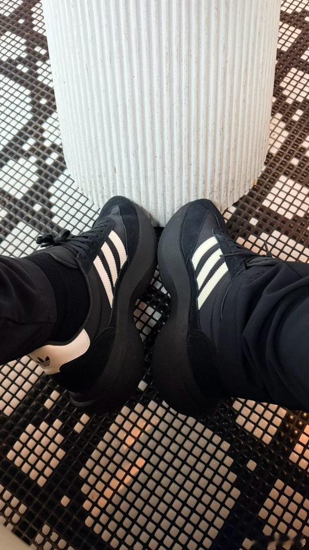 最近我去商场逛了很多次买鞋 看看商场的汽车流量明显 华为 蔚来 理想 极氪人流明