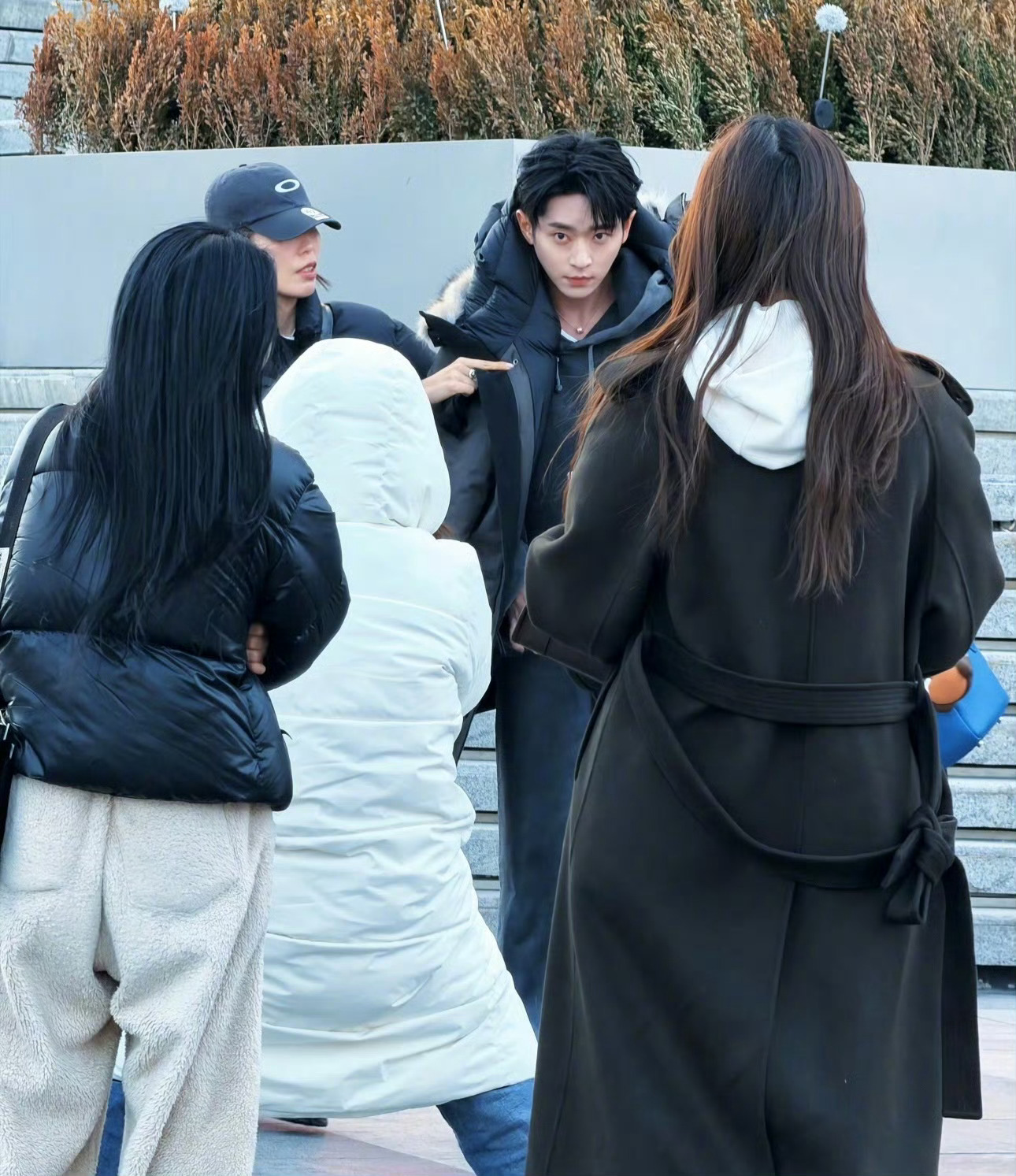 路人镜头下的丞磊 偶遇丞磊真的被帅到了，温柔随性的样子，清爽少年感直接拉满。