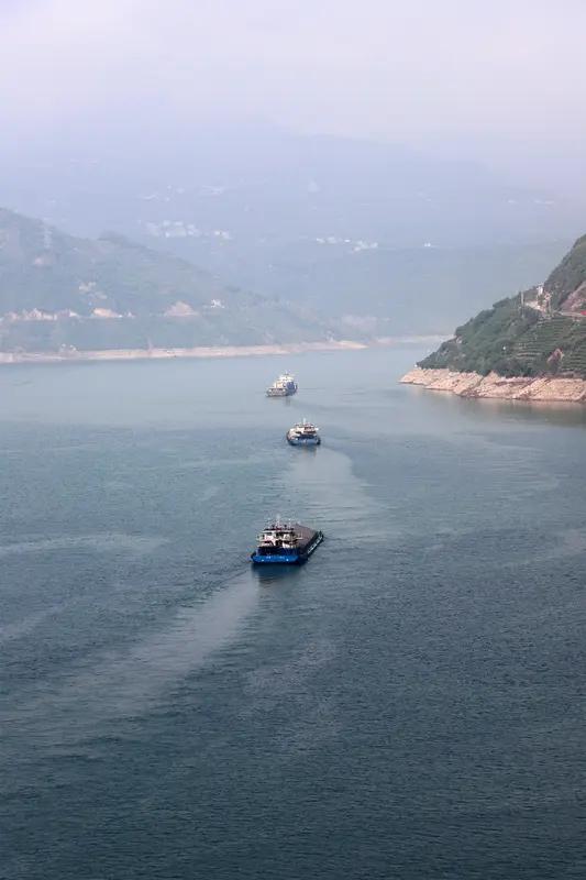 3月26日凌晨，伊朗伊斯兰议会民事委员会主席表示：“我们正在推进一项法案，该法案