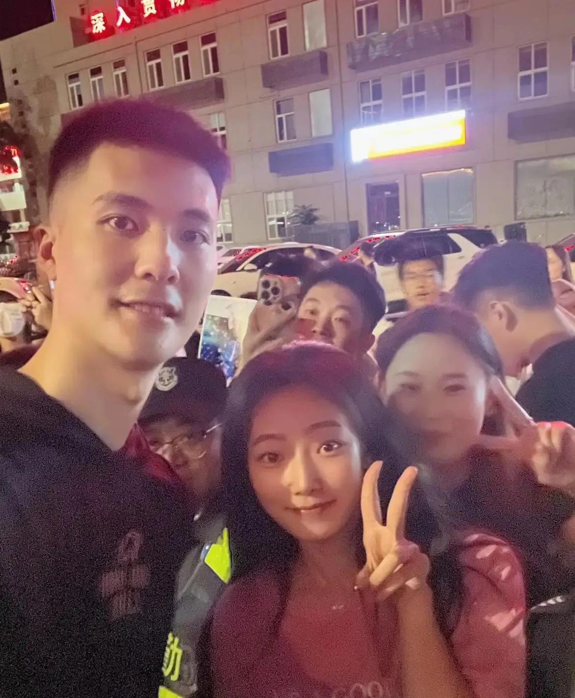 朱松玮加入北控队后没有上场机会，引来球迷的不满尤其是因为长相帅气有大量女粉丝支持