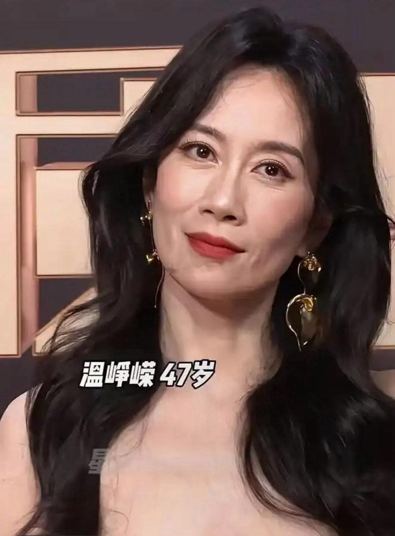 难怪女明星要嫁富豪，看49岁的李小冉和47的温峥嵘的状态，差距一目了然！ 
