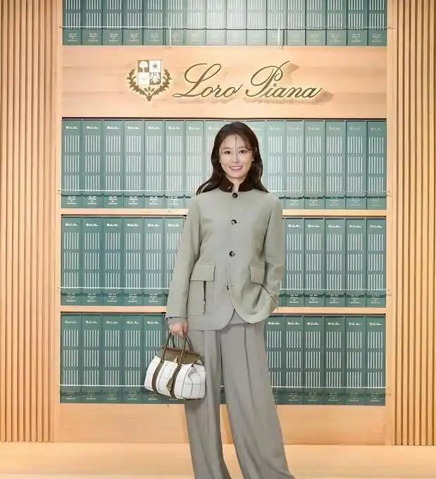 49岁林心如胖出富贵相，穿西装踩阔腿裤像豪门阔太，第一眼真没认出来