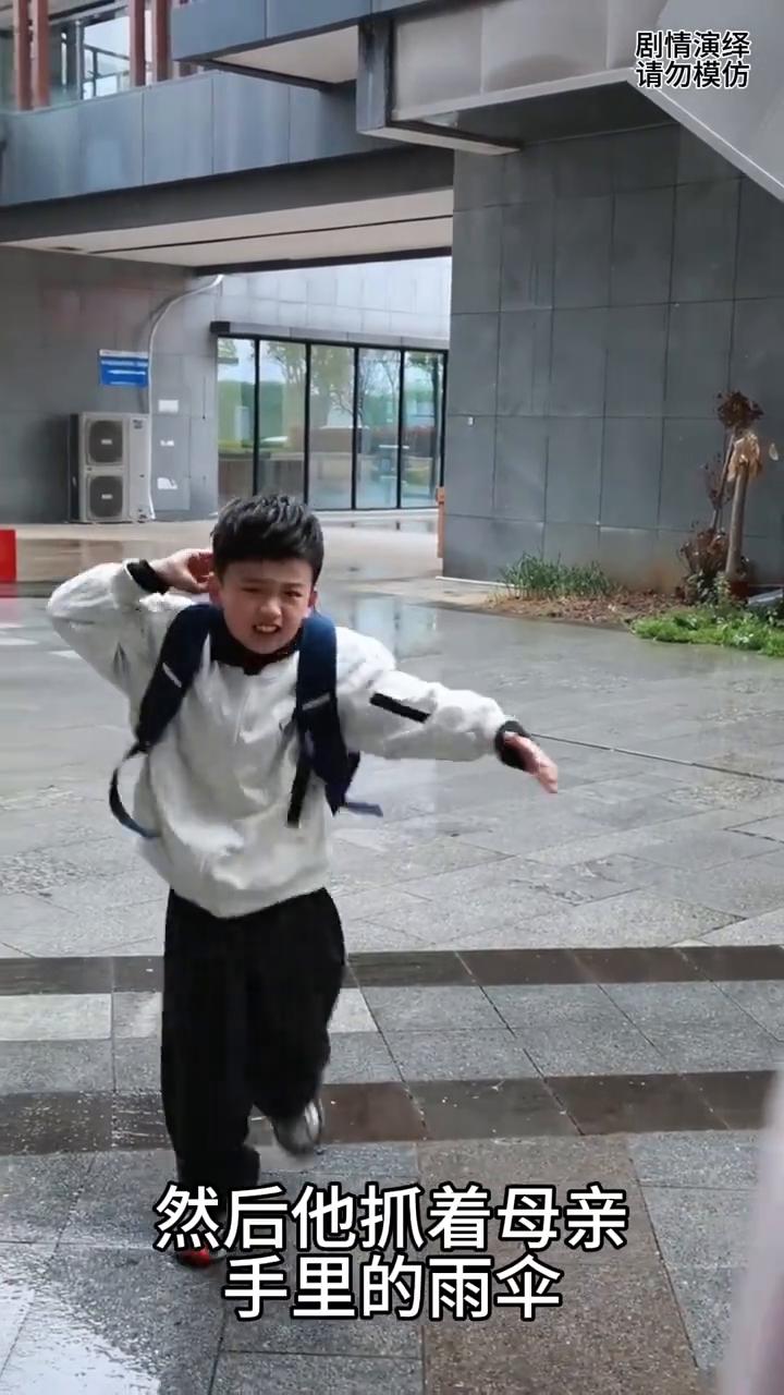 母亲给儿子送伞嫌雨太大又返回去，下一秒儿子的做法太有才了。
天空正在下着大雨，这