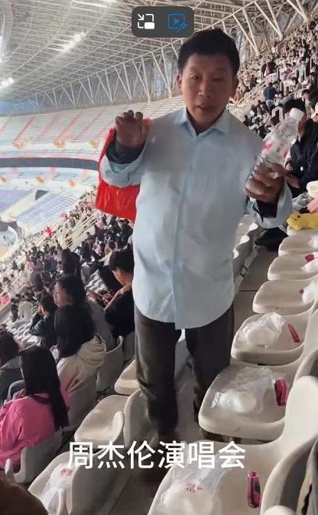 周杰伦演唱会卖水大爷卖5元一瓶，卖水大爷也太牛了，这算是造福歌迷了！当事人实为约