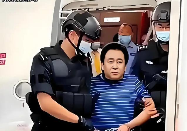 2.4万亿债务压顶，600万业主苦等收房。今天，许家印终于被判了，无期徒刑，全部